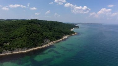 Karadeniz'in güzel sahil şeridine drone manzarası. Obzor, Bulgaristan