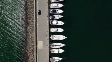 Drone'dan yat ve yelkenliye havadan görünüm rıhtımda demirledi