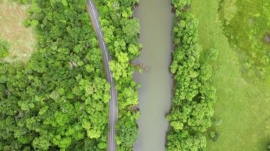 İnsansız hava aracıyla bir nehrin etrafından uçun.