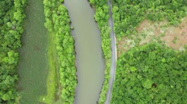 İnsansız hava aracıyla bir nehrin etrafından uçun.
