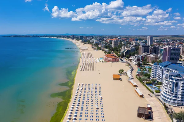 从空中俯瞰飞往保加利亚布拉克海海岸阳光海滩的无人驾驶飞机 — 图库照片