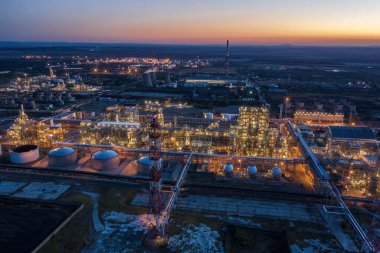 Petrol rafinerisinin havadan görünüşü