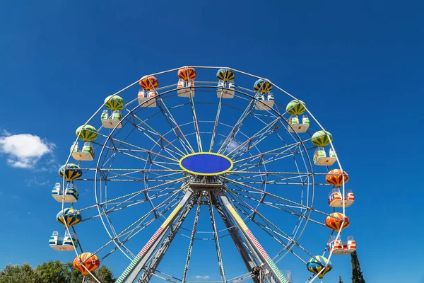 Stor Pariserhjul Mot Blå Himmel — Stockfoto