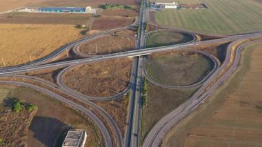 Yaz günü yonca şeklindeki güzel otoyol kavşağının hava manzarası. Lojistik kavram