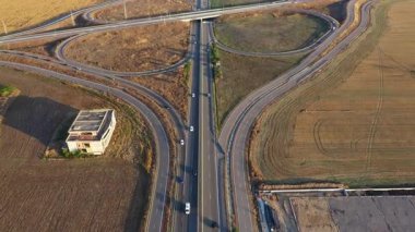 Yaz günü yonca şeklindeki güzel otoyol kavşağının hava manzarası. Lojistik kavram