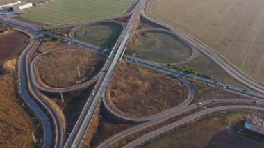 Yaz günü yonca şeklindeki güzel otoyol kavşağının hava manzarası. Lojistik kavram