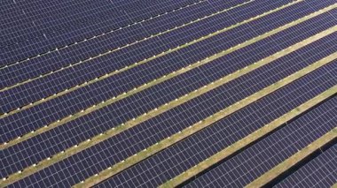 Bulgaristan 'ın Burgaz kenti Malko Tarnovo yakınlarındaki güneş parkındaki bir güneş paneline hava görüntüsü