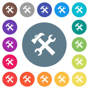 Düz yuvarlak renkli arka planlar üzerinde beyaz simgeler anahtarı ve çekiç. 17 arka plan renk değişimleri dahil.