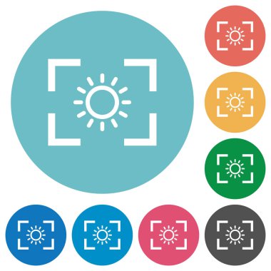 Kamera parlaklığını düz beyaz simgeler yuvarlak renkli arka planlar üzerinde ayarlama