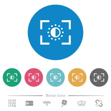Kamera doygunluk düz beyaz simgeler yuvarlak renkli arka planlar üzerinde ayarlama. 6 bonus simgeler dahil.