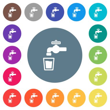 Yuvarlak renkli arka planda su beyazı simgeleri içmek. 17 arkaplan renk varyasyonu dahil.