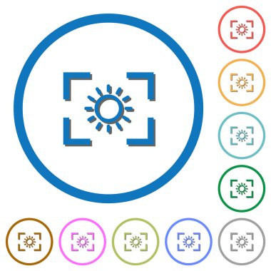 Kamera parlaklığı, beyaz arkaplanda yuvarlak çizgilerde gölgeli düz renk vektör simgeleri ayarlıyor