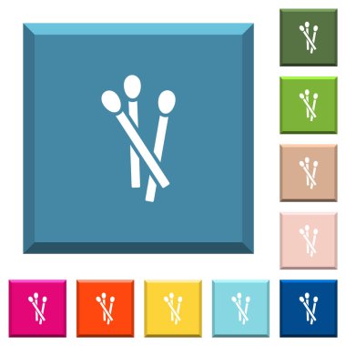 Kenarlı kare düğmelerindeki beyaz simgeleri çeşitli moda renkleriyle eşleştirir