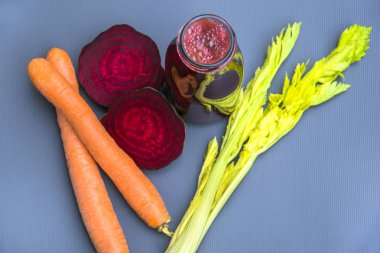 Cam kavanoz ile taze kupa ve sebze suyu fotoğraf havuç ve pancar suyu detoks 