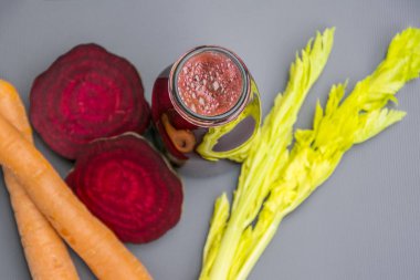 Cam kavanoz ile taze kupa ve sebze suyu fotoğraf havuç ve pancar suyu detoks 