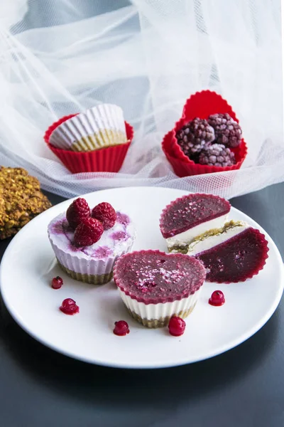 情人节甜点 用草莓 可可脂 腰果和枣做的生素菜迷你蛋糕 — 图库照片#