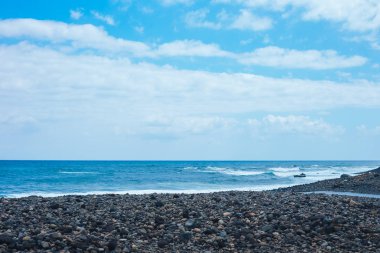 North shore Oahu adasında Hawaii kumlu bir plaj üzerinde büyük okyanus dalga