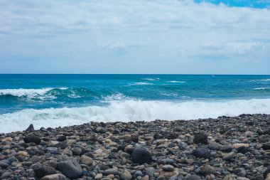 North shore Oahu adasında Hawaii kumlu bir plaj üzerinde büyük okyanus dalga