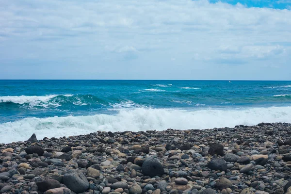 North shore Oahu adasında Hawaii kumlu bir plaj üzerinde büyük okyanus dalga