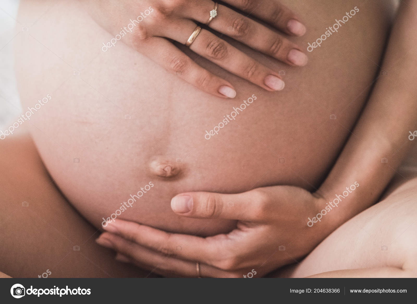 Femme Enceinte Tenant Ses Mains Forme Coeur Sur Bosse Bebe Image Libre De Droit Par Photografspb C