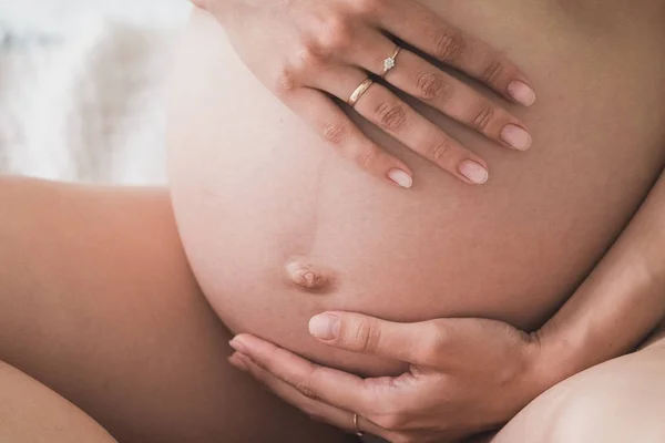 Donna Incinta Che Tiene Mani Forma Cuore Sul Pancione Pancia — Foto Stock