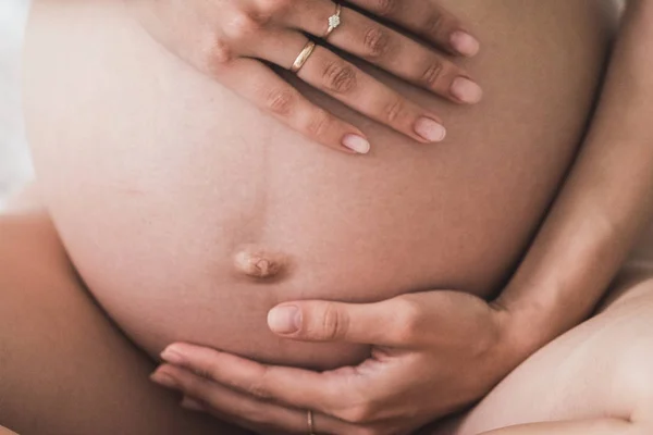 Donna Incinta Che Tiene Mani Forma Cuore Sul Pancione Pancia — Foto Stock