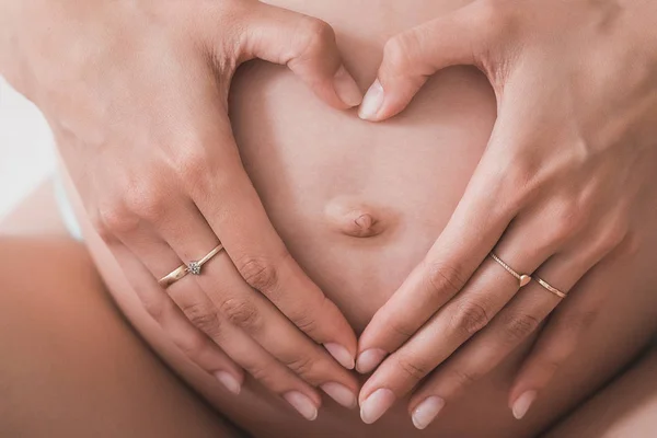 Zwangere Vrouw Houdt Haar Handen Een Hartvorm Haar Baby Hobbel — Stockfoto