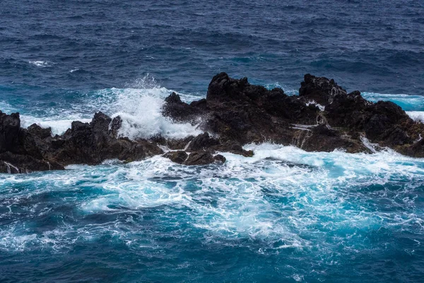 Ondas Batendo Contra Uma Costa Rochosa Oceano Atlântico — Fotografia de Stock