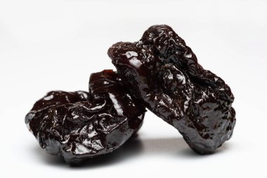 Beyaz bir arka plan üzerinde izole kuru erik Erik - kurutulmuş