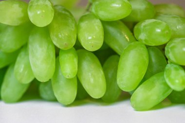 Büyük Demet taze yeşil tablo üzüm, beyaz arka plan üzerinde izole closeup