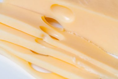 Beyaz arka plan kesme izole peynir blok makro