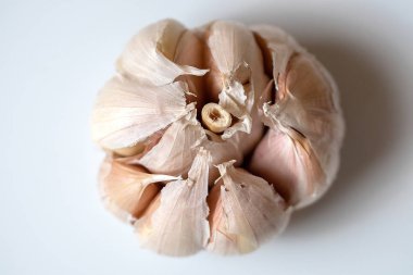 Beyaz arka planda sarımsak