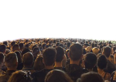 Beyaz arka plan üzerinde izole bir konserde insan kalabalığı
