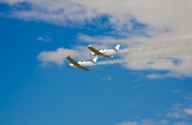 Havacılık gösterisinde uçan uçaklar. mavi gökyüzü arka plan