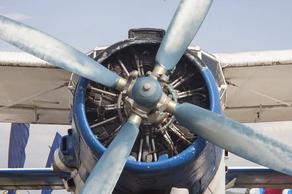 旧飞机发动机的螺旋桨细节 — 图库照片