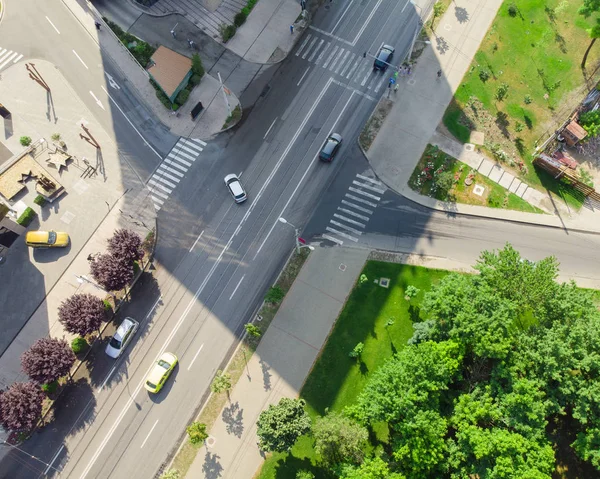 交差点と車の交通と都市の空撮 ルーマニア — ストック写真