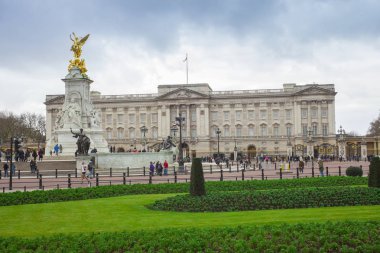 London, Büyük Britanya - 26 Şubat 2017: jeneriğinge Sarayı bahçesinde yeşil çim önünde. Londra şehir