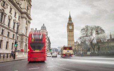 Londra Şehir Manzaralı akşam Big Ben ve araba trafik ile.