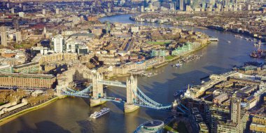 London city, Tower Bridge ve Thames Nehri ile havadan görünümü