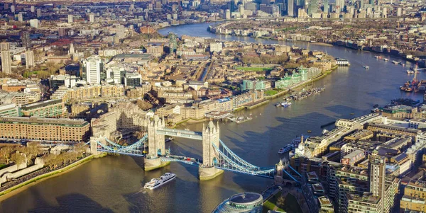 London city, Tower Bridge ve Thames Nehri ile havadan görünümü