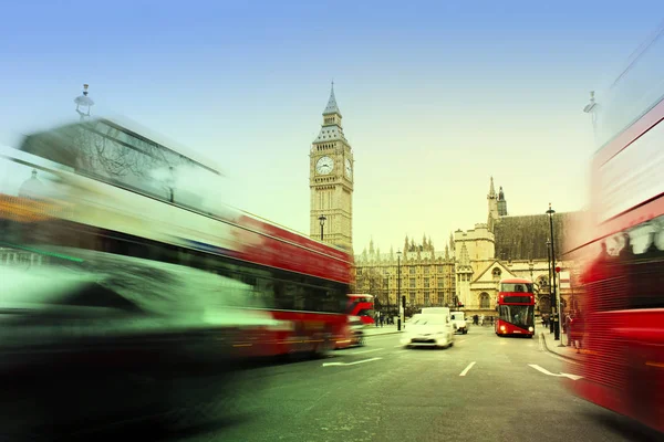 Londra cityscape, Big Ben, soyut renkli gökyüzü arka plan ile uzun pozlama fotoğraf