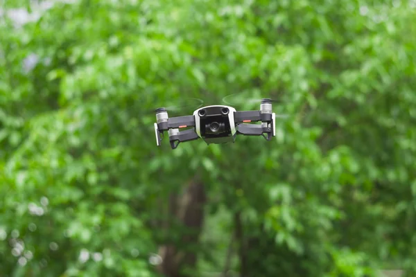 Hobby Drone Con Cámara Vídeo Volando Fondo Árbol Verde —  Fotos de Stock