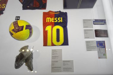 Barcelona, İspanya - 28 Eylül 2011: Leo Messi gömlek topu ve futbol Ayakkabı içinde müze, Nou Camp Stadı. Barcelona, İspanya