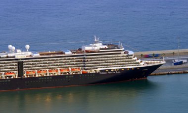 Barcelona, İspanya - 28 Eylül 2011: büyük yolcu gemisi liman Barcelona, İspanya.