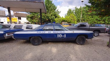 Mur De Sologne, Fransa - 25 Eylül 2011: klasik Amerikan arabaları Avenir otomatik araba satıcısından Satılık