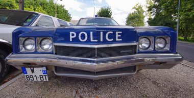 Mur De Sologne, Fransa - 25 Eylül 2011: klasik Amerikan arabaları Avenir otomatik araba satıcısından Satılık