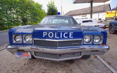 Mur De Sologne, Fransa - 25 Eylül 2011: klasik Amerikan arabaları Avenir otomatik araba satıcısından Satılık