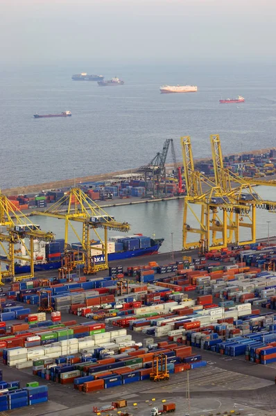 Barcelona, İspanya - 28 Eylül 2011: Barcelona, İspanya endüstriyel bağlantı noktası. nakliye konteynerler