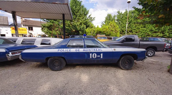 Mur De Sologne, Fransa - 25 Eylül 2011: klasik Amerikan arabaları Avenir otomatik araba satıcısından Satılık