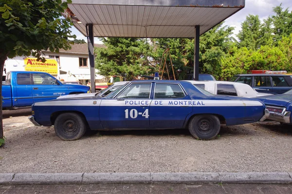 Mur De Sologne, Fransa - 25 Eylül 2011: klasik Amerikan arabaları Avenir otomatik araba satıcısından Satılık